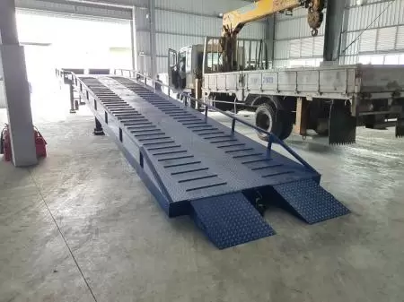 Cầu dẫn xe nâng có lan can