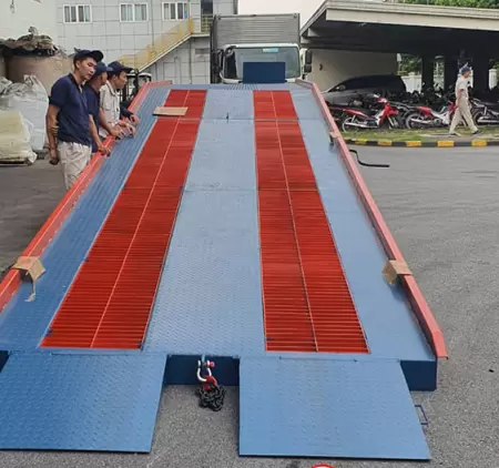 Loại cầu dẫn xe nâng chống trượt granting